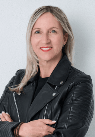 Claudia Räber-Abegg in schwarzer Lederjacke